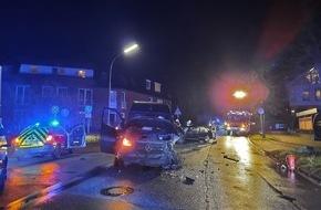 Freiwillige Feuerwehr Bad Segeberg: FW Bad Segeberg: Verkehrsunfall mit zwei beteiligten Fahrzeugen