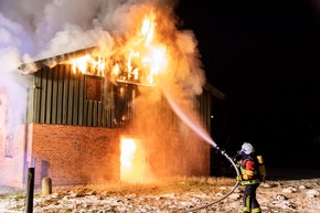 FW-SE: Feuer zerstört Scheune