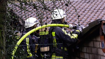 Feuerwehr Hattingen: FW-EN: Laubenbrand und ausgelöste Brandmeldeanlage