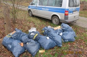 Polizeiinspektion Delmenhorst / Oldenburg - Land / Wesermarsch: POL-DEL: Landkreis Oldenburg: Blaue Säcke im Grünstreifen in Ganderkesee entsorgt +++ Zeugen gesucht (Foto)