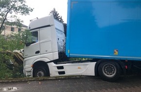 Kreispolizeibehörde Rhein-Kreis Neuss: POL-NE: Sattelzug kommt von der Fahrbahn ab und prallt gegen Baum