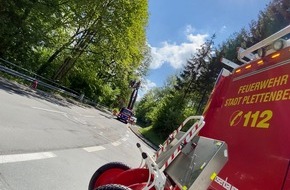 Feuerwehr Plettenberg: FW-PL: Ein Schwerverletzter bei Verkehrsunfall. Ersthelferin hat Schutzengel an Board.