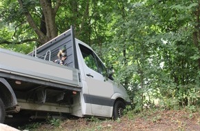 Polizei Minden-L&uuml;bbecke: POL-MI: Offenbar ungesichertes Fahrzeug rollt gegen Baum