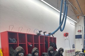 Kreisfeuerwehr Oldenburg: FW-OLL: Realistische Ausbildung im Brandübungscontainer für die Gemeinde-Feuerwehr Wardenburg