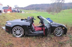 Polizeipräsidium Freiburg: POL-FR: Steinen: Schwerer Verkehrsunfall - Porsche prallt gegen Baum