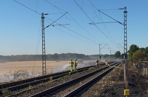 Feuerwehr Meerbusch: FW Meerbusch: Abschlussmeldung: Kilometerlanger Vegetationsbrand an Bahnstrecke: Feuerwehr Meerbusch mit Vollalarm im Einsatz