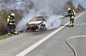 Kreisfeuerwehr Rotenburg (W&uuml;mme): FW-ROW: Kleinwagen brennt in voller Ausdehnung