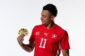Panini pr&auml;sentiert die offizielle FIFA Fussball-Weltmeisterschaft 2026(TM) Stickerkollektion. It all starts with Panini.