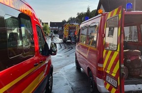 Freiwillige Feuerwehr Bad Salzuflen: FF Bad Salzuflen: Wasser und Schlammmassen treten durch Fensterfront in ein Wohnhaus ein / Feuerwehr Bad Salzuflen kämpft mit 100 Einsatzkräften gegen Unwetter