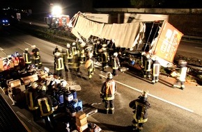 Feuerwehr Essen: FW-E: Verkehrsunfall auf der A40, LKW kippt in Mittelleitplanke, Fahrer verletzt