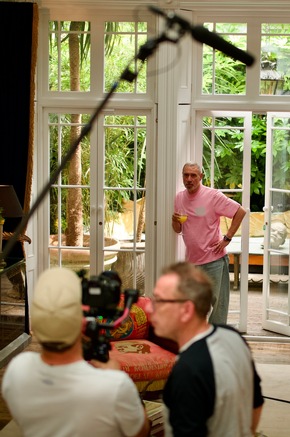 Nie dagewesene Einblicke in Arbeit und Privatleben des deutschen Hollywood-Regisseurs Roland Emmerich ab 5. November 2025 in der ARD Mediathek