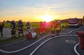 Kreisfeuerwehr Rotenburg (Wümme): FW-ROW: Zimmerbrand breitet sich auf Gebäude aus