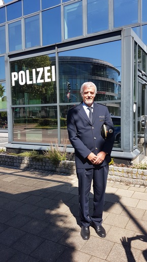 Polizei Düsseldorf: POL-D: Foto zum heutigen Pressegespräch - Polizeipräsident Norbert Wesseler begrüßt Polizeioberrat Norbert Latuske als neuen Leiter der Inspektion Süd