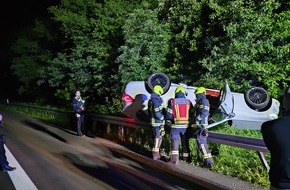 Feuerwehr Bergheim: FW Bergheim: Eine verletzte Person bei Verkehrsunfall - PKW überschlug sich auf A61 bei Bergheim