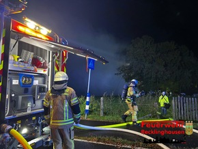 FW-RE: Erstmeldung: Brand von mehreren Strohballen auf einem landwirtschaftlichen Betrieb - Feuerwehr im Großeinsatz