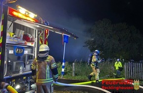 Feuerwehr Recklinghausen: FW-RE: Erstmeldung: Brand von mehreren Strohballen auf einem landwirtschaftlichen Betrieb - Feuerwehr im Großeinsatz