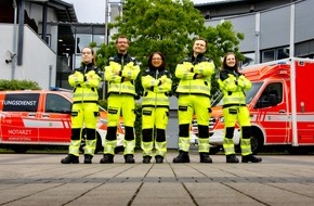 Feuerwehr Bergisch Gladbach: FW-GL: Feuerwehr Bergisch Gladbach stattet Rettungsdienst mit neuer Schutzkleidung aus
