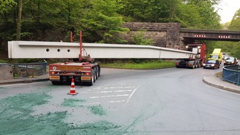 Kreispolizeibehörde Märkischer Kreis: POL-MK: Schwertransporter mit kaputter Bremse auf B 515 liegengeblieben