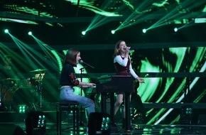 SAT.1: Verkehrte Welt bei "The Voice Kids": Das Augsburger Geschwister-Duo Mimi und Josefin trösten die weinende Lena Meyer-Landrut
