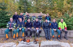 Verband der Feuerwehren im Kreis Paderborn: FW-PB: 16 Feuerwehrleute im Ringelsteiner Wald an der Kettensäge fit gemacht