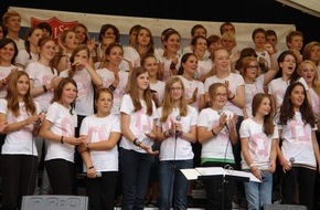Heilsarmee / Armée du Salut: Heilsarmee-Teenagerchor mit groovigem Sound und Takasa-Jonas auf Tour: "alive-teens" tourt vom 22. bis 27. Juli durch die Schweiz (BILD)