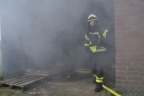 FW-KLE: Brand einer Lagerhalle und Hilferufe aus einer Wohnung