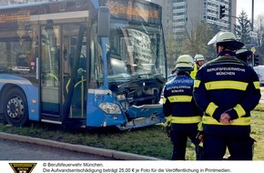 Feuerwehr München: FW-M: Linienbus rammt Tram (Bogenhausen)