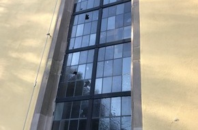 Polizeipräsidium Westpfalz: POL-PPWP: Kirchenfenster beschädigt - Wer kann Hinweise geben?