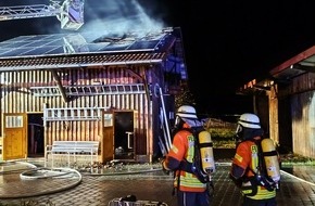 Feuerwehren des Landkreises Ravensburg: LRA-Ravensburg: Dachstuhlbrand eines Garagengebäudes mit Werkstatt in Niederwangen