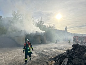 FW-OE: Feuerwehr auf Industriefläche beschäftigt Feuerwehr