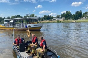 Feuerwehr Dresden: FW Dresden: Feuerwehr rettet Personen von Fähre an Land