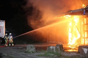 Freiwillige Feuerwehr Bad Salzuflen: FF Bad Salzuflen: Feuer zerstört bei Großbrand Lagerhalle in Schötmar / Feuerwehr ist mit 110 Einsatzkräften über mehrere Stunden in der Ladestraße aktiv