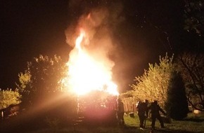 Feuerwehr und Rettungsdienst Bonn: FW-BN: Gartenlaubenbrand in Bonn-Graurheindorf