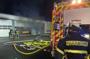 Freiwillige Feuerwehr der Gemeinde Alfter: FW Alfter: Brand in einer Fahrzeug- und Gerätehalle in Impekoven