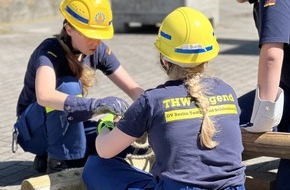 THW Landesverband Berlin, Brandenburg, Sachsen-Anhalt: THW LVBEBBST: Die neue THW-Landesbeauftragte, Dr. Monika L&uuml;ke, &uuml;bergibt in Luckenwalde Leistungsabzeichen an 32 THW-Junghelferinnen und Helfer aus Berlin, Brandenburg und Sachsen-Anhalt