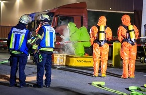 Feuerwehr Essen: FW-E: Ätzende Flüssigkeit tritt in einem Hochregallager aus und sorgt für umfangreichen Feuerwehreinsatz - ein Mitarbeiter verletzt