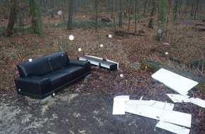 Kreispolizeibehörde Kleve: POL-KLE: Goch - Umweltdelikt / Möbel in Wald entsorgt