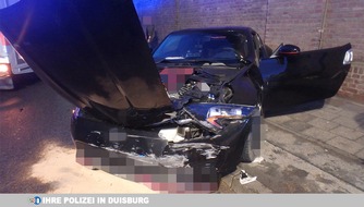 Polizei Duisburg: POL-DU: Alt-Homberg: Mit Sportwagen betrunken gegen Mauer geprallt