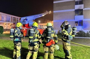 Kreisfeuerwehrverband Pinneberg: FW-PI: Freiwillige Feuerwehr rettet 13 Personen aus Hochhaus