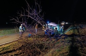 Feuerwehr Ense: FW Ense: Kleintransporter kollidiert frontal mit Baum