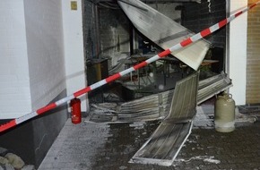 Polizeiinspektion Wilhelmshaven/Friesland: POL-WHV: Brand einer Garage in Wilhelmshaven (FOTO) - vermutlich technischer Defekt eines mobilen Gasheizstrahlers