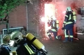 Feuerwehr Gelsenkirchen: FW-GE: Brand im leerstehenden GAFÖG-Gebäude an der Ulrichstraße in Erle 
Löschmaßnahmen gestalten sich schwierig