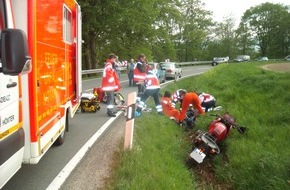 Polizeiinspektion Hameln-Pyrmont/Holzminden: POL-HOL: Bundesstraße 241 - Uslar Rtg. Lauenförde: Wieder Kradunfall - Fahrer lebensgefährlich verletzt - In Linkskurve nach rechts abgekommen -