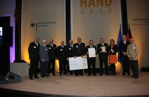 Deutscher Feuerwehrverband e. V. (DFV): Feuerwehrprojekte mit "Helfender Hand" geehrt / Ehrenamts-Förderpreis des Bundesministers des Innern in Berlin verliehen (FOTO)