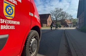 Feuerwehr Flotwedel: FW Flotwedel: Eine erneute Ölspur und eine qualmende Papierpresse halten die Feuerwehren im Flotwedel auf Trab