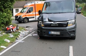 Polizei Rheinisch-Bergischer Kreis: POL-RBK: Odenthal - Kleinkraftrad kreuzt Scherfbachtalstraße und stößt mit Van zusammen - Zwei Jugendliche schwer verletzt