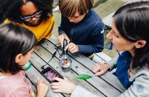 Stiftung Kinder forschen: „Weder Dämon noch Retter“: Internationales Whitepaper räumt mit Mythen über digitale Medien auf