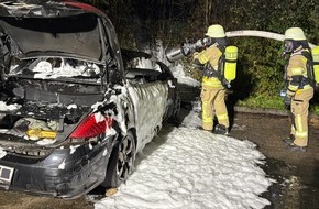 Feuerwehr Moers: FW Moers: Brennender PKW auf Parkplatz eines Gewerbebetriebes