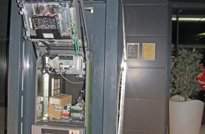 Polizei Mettmann: POL-ME: Erstmeldung: Trio sprengt frei stehenden Geldautomaten auf - Monheim am Rhein - 2003137