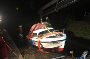 Feuerwehr Essen: FW-E: Gekentertes Sportboot- Zwei Personen im Wasser